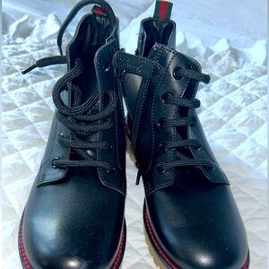 Gucci Black boys lace up inside zip tan sole red stitching size 33 (1.5) new